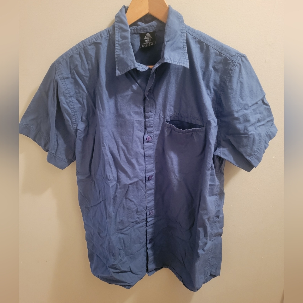 🌷2/$15 Berg mens short sleeve button up short. Size medium